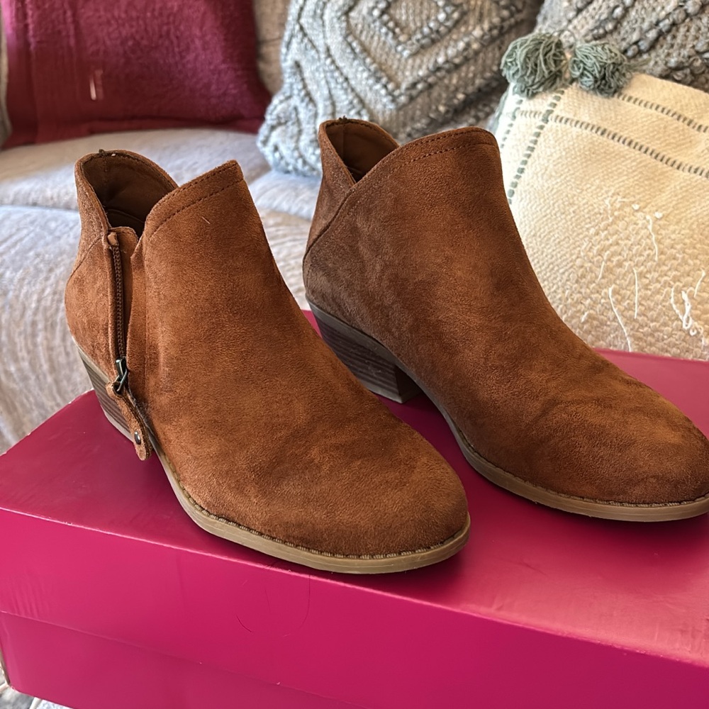298. Preloved *WORN 1X* SO Brand Angelfish Ankle Boots Faux Suede Cognac Brown